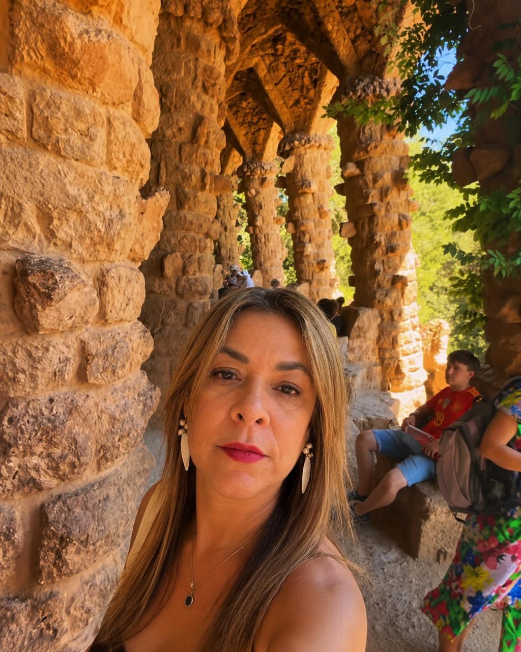 Viajera sonriendo en el Parque Güell de Barcelona